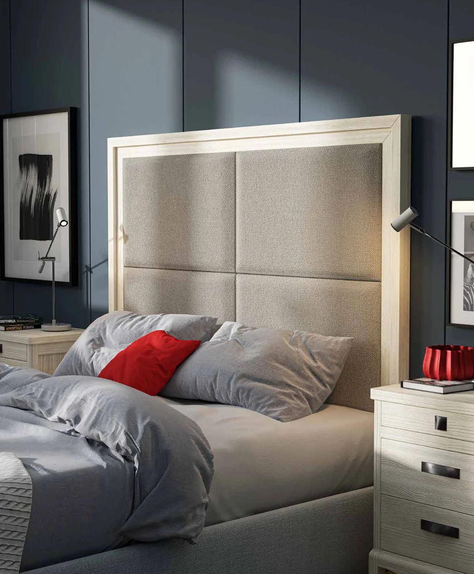 Detalle de dormitorio con cabecero tapizado y mesitas claras con cajones