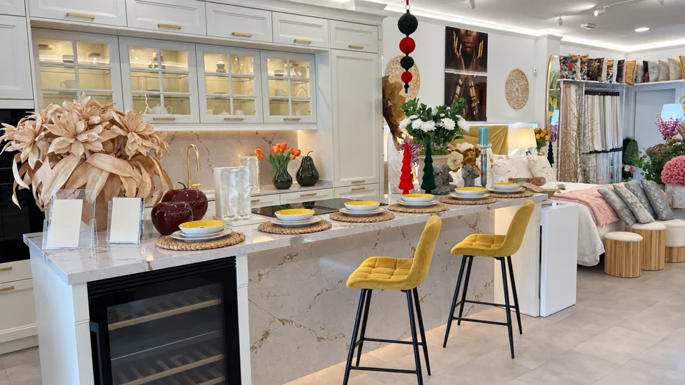 Display kitchen and table settings — MÁXIMO showroom in La Cala de Mijas