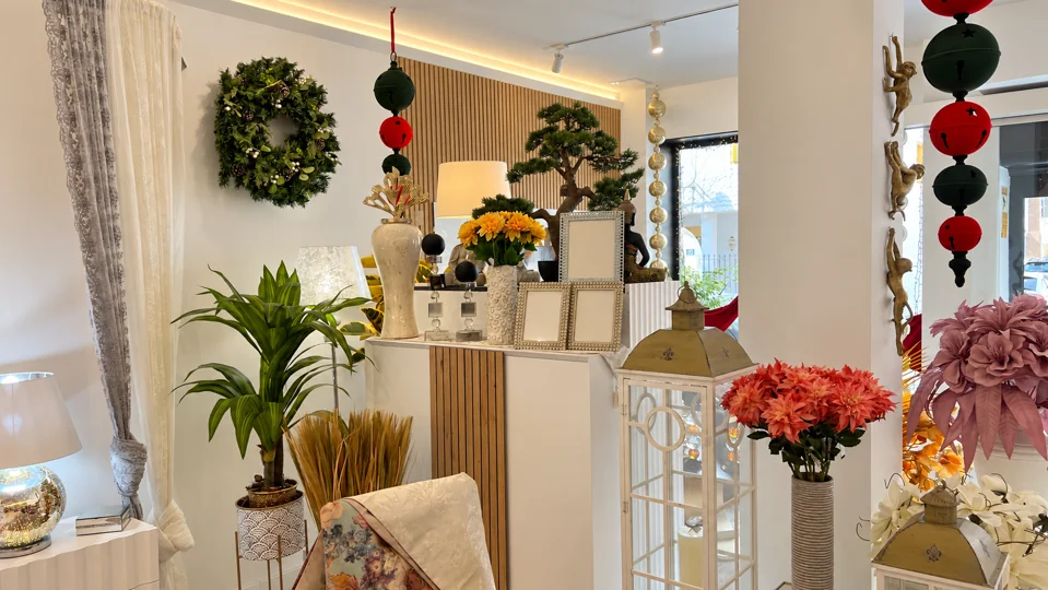 Lámparas, marco de espejo, cortinas y decoración en el interior de MÁXIMO