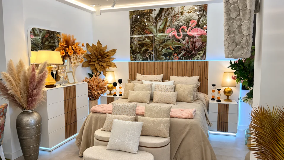 Wooden-headboard bedroom: another perspective — MÁXIMO showroom in La Cala de Mijas