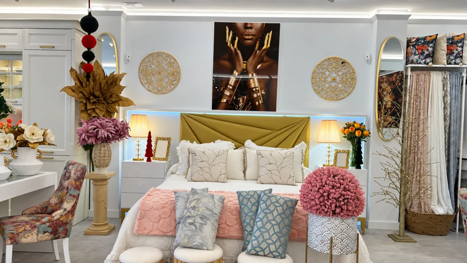 Cabecero mostaza con mesitas blancas y lámparas en el showroom MÁXIMO