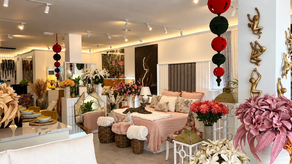 Bedroom with an upholstered headboard and pink textiles — MÁXIMO showroom in La Cala de Mijas