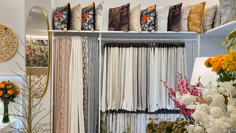 Cortinas y cojines en La Cala de Mijas: cómo combinar tejidos