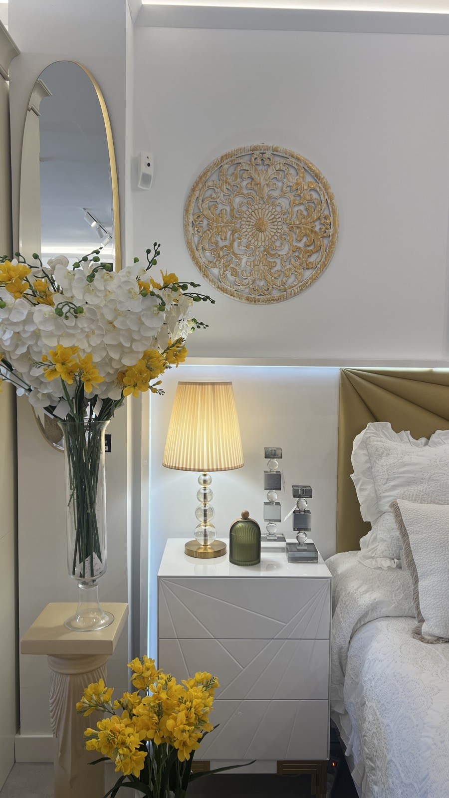 Arte de pared tallado y lámpara de mesa en dormitorio - MÁXIMO Interior Design