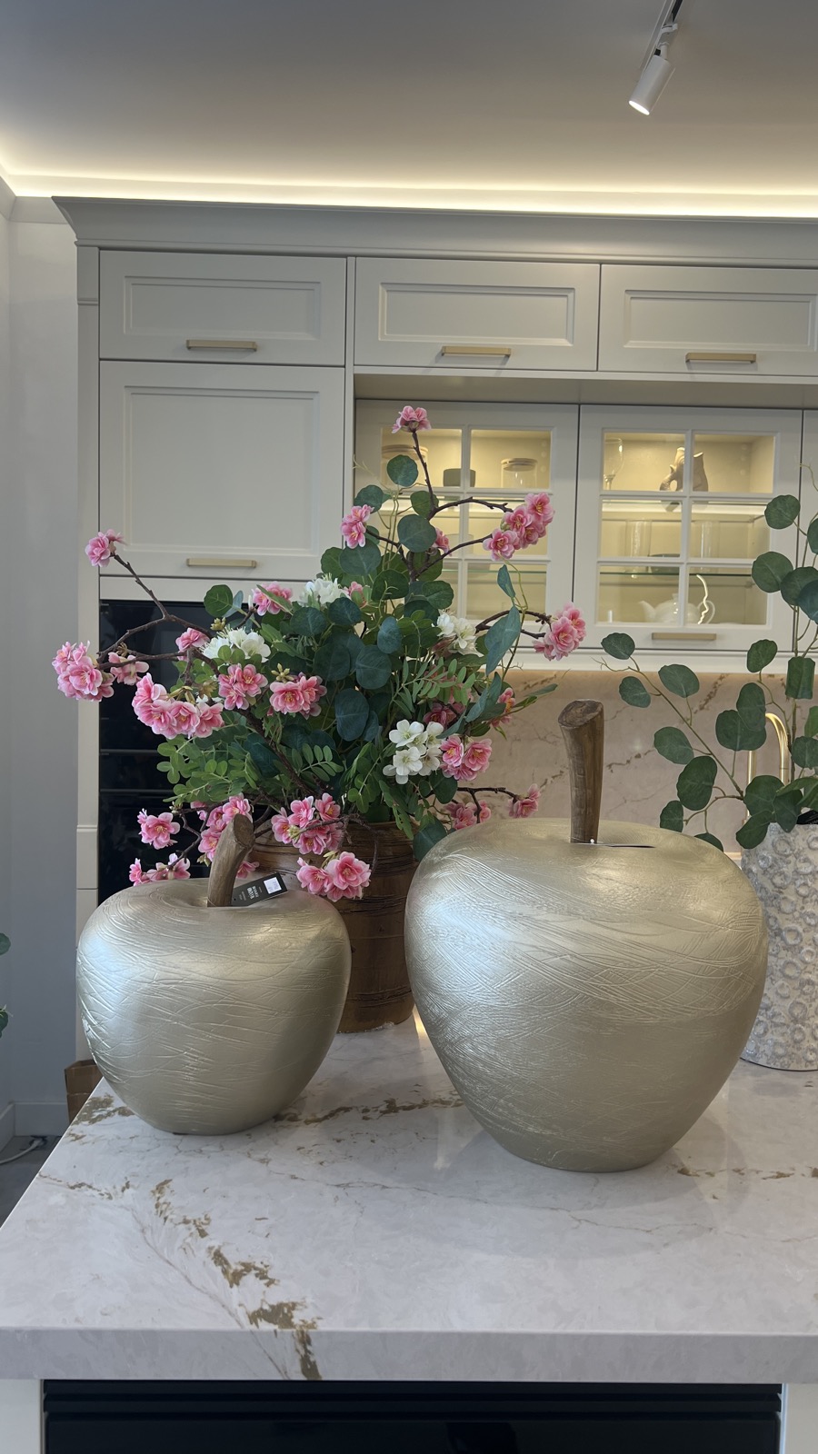 Manzanas decorativas doradas y cerezo en flor artificial - decoración MÁXIMO Mijas